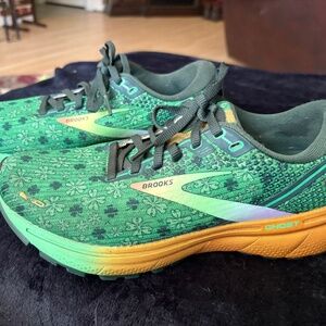 Brooks shamrock sneakers size 7.5 women
